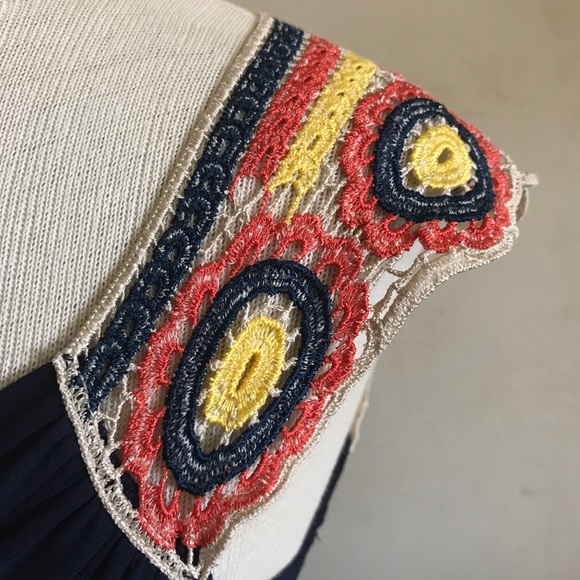 Beautiful Deep Décolleté Crochet Dress - Picture 4 of 6